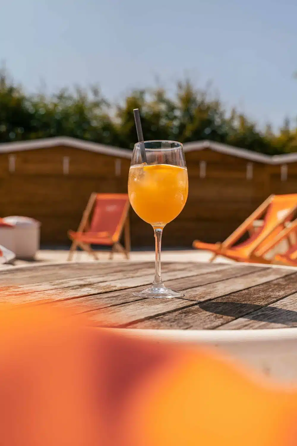 Verre d'apéro sur une table en bois