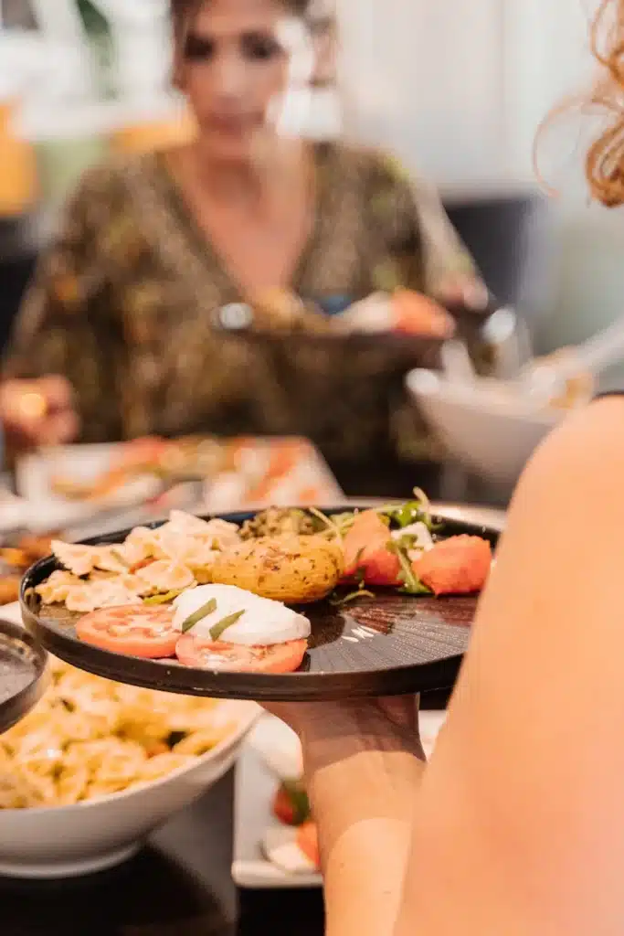 Assiette d'une personne se servant à un buffet