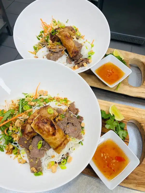 Deux assiettes de bo bun