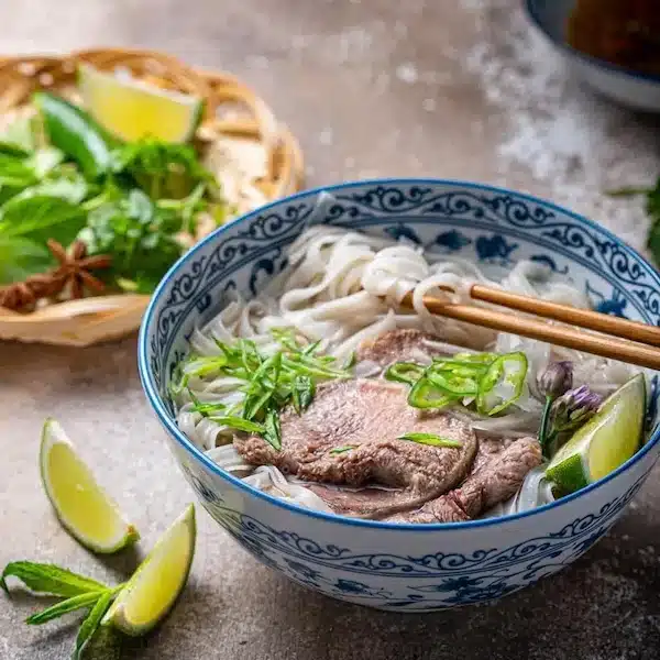 Bol Pho Bo composé de nouilles et de boeuf