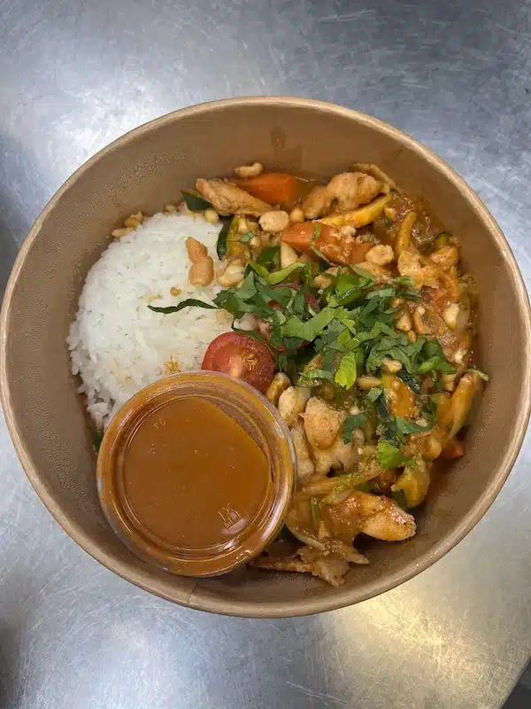 Bol de poulet sauté et riz