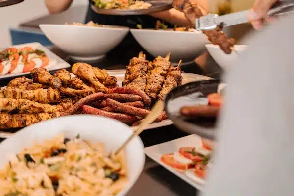 Buffet barbecue composé de viandes et de salades
