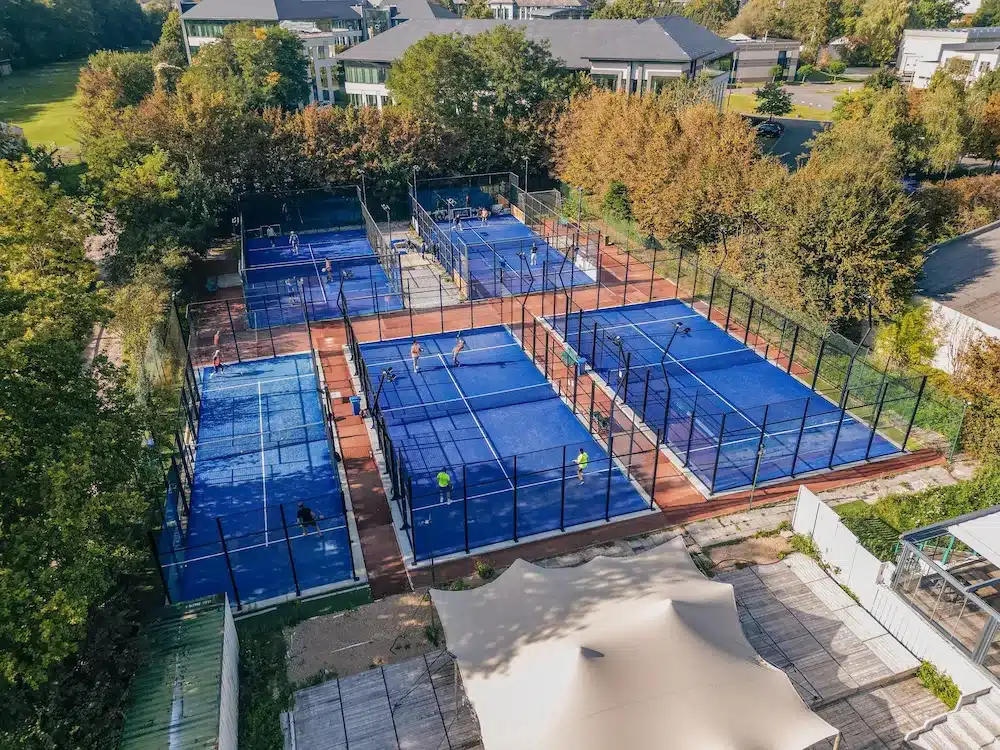 Vue aérienne sur un complexe de 5 terrains de padel