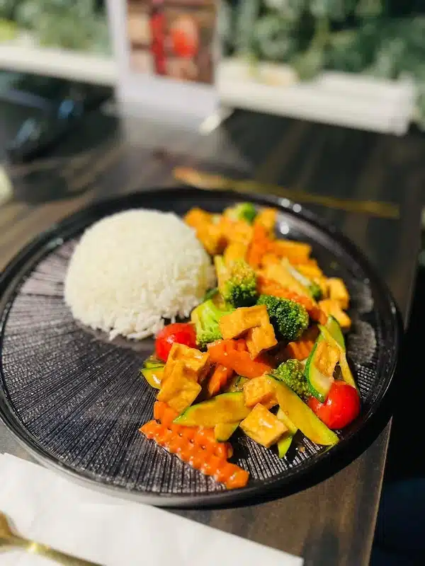 Assiette avec du riz et des légumes sautés