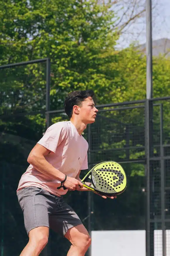 Jeune joueur de padel raquette en main