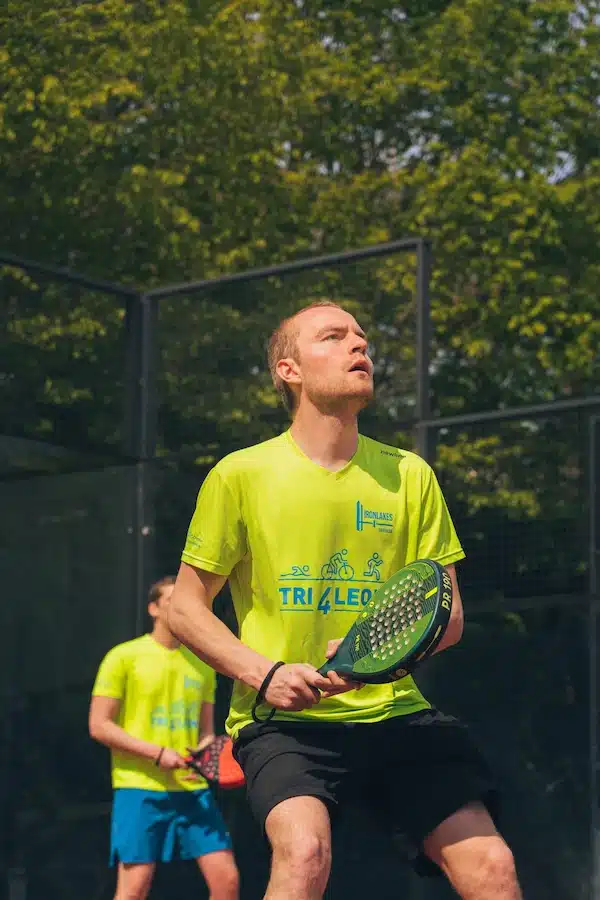 Joueur de padel concentré avant son coup