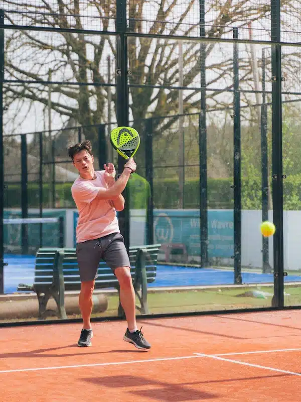 Joueur de padel venant de jouer son coup