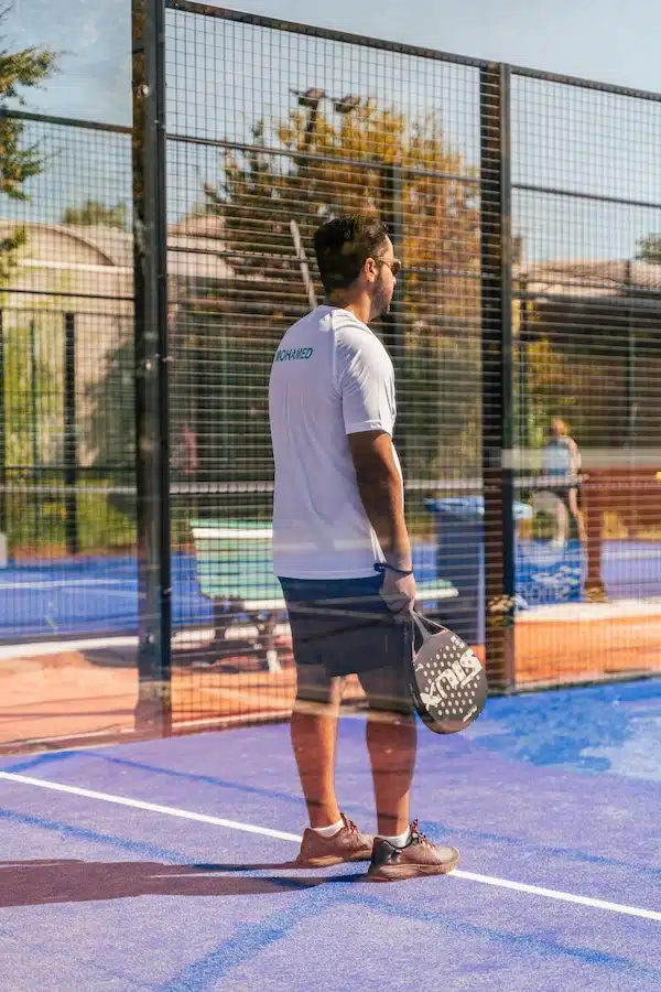 Joueur de padel attendant le service adverse