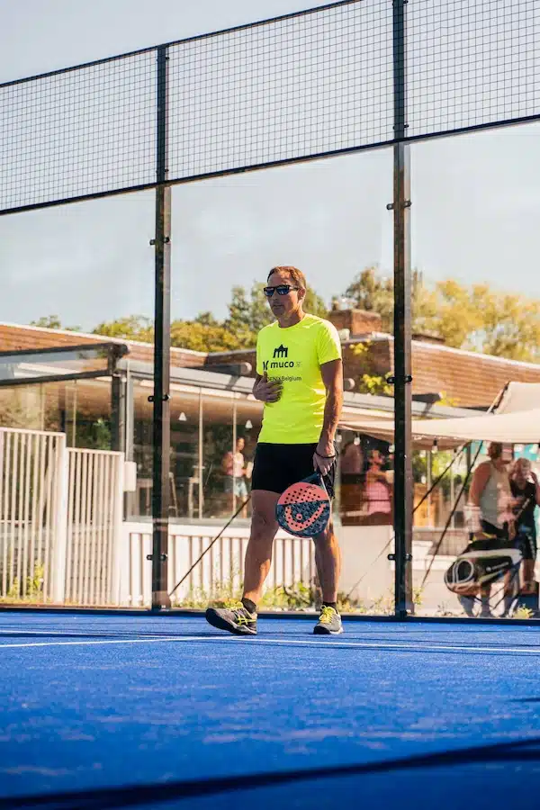 Joueur de padel attendant que cela joue