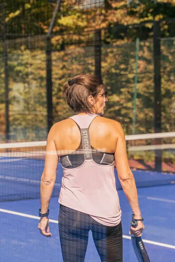 Joueuse de padel debout de dos
