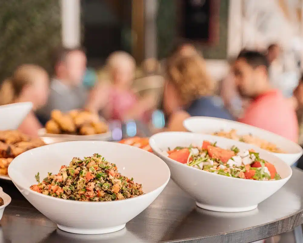 Buffet de plats de salades