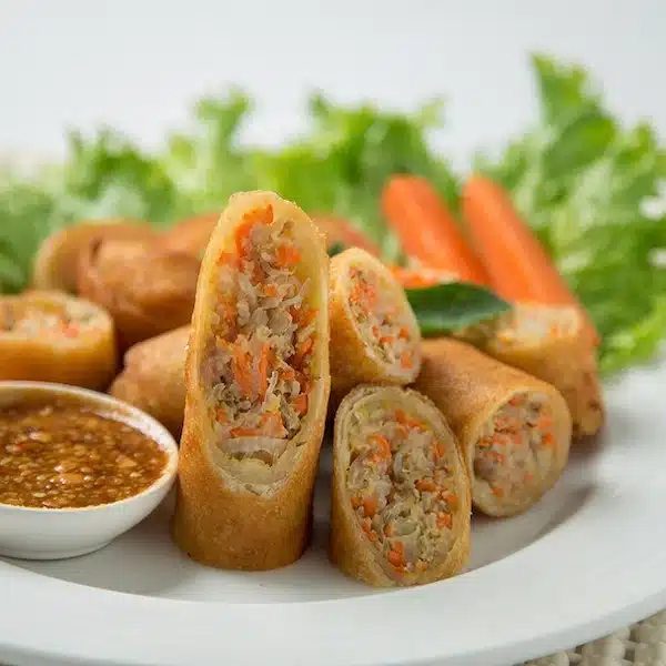 Rouleaux de printemps coupés pour laisser apparaître les légumes