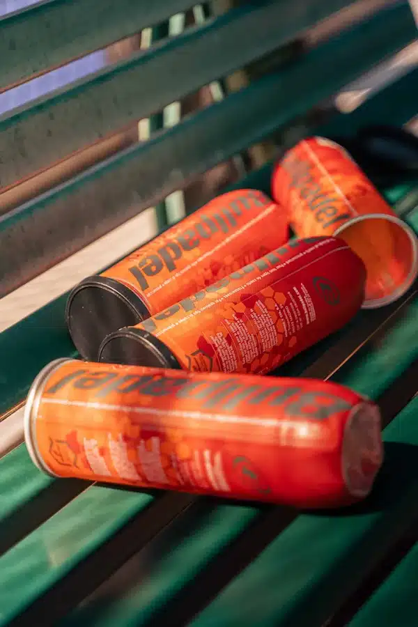 4 tubes de balles BullPadel sur un banc