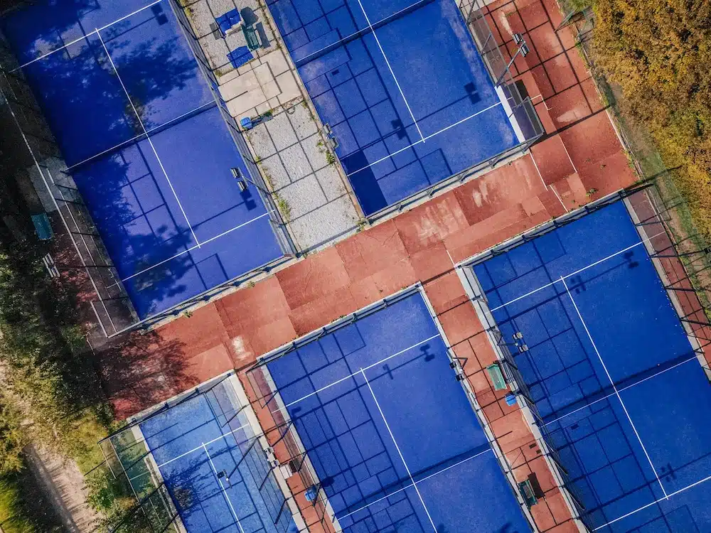 Vue aérienne de 5 terrains de padel
