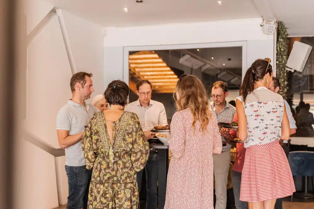 Personnes debout en train de se servir autour d'un buffet